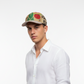 Uomo con cappello baseball artigianale in sacco di juta riciclata da caffè, outfit primaverile, sfondo bianco studio