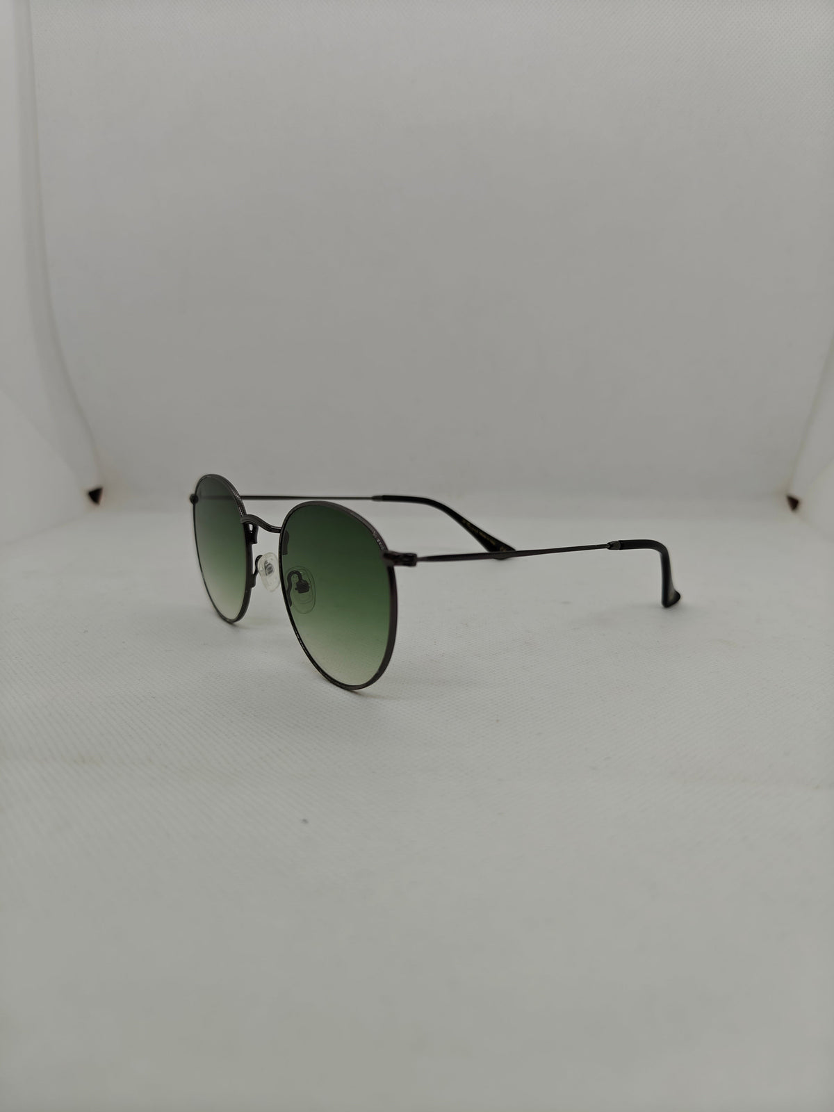 Occhiali da sole Sbarià Catania con montatura rotonda in alpacca galvanizzata e lenti sfumate verdi stile vintage