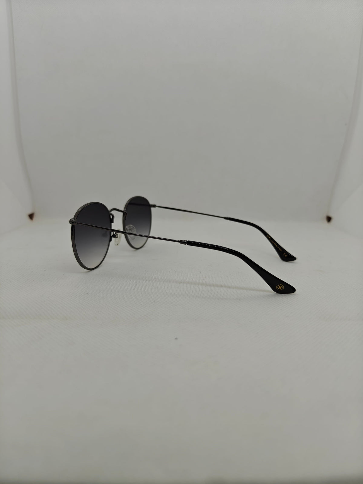 Occhiali da sole rotondi Sbarià Catania in alpacca galvanizzata con lenti sfumate, stile vintage artigianale italiano.