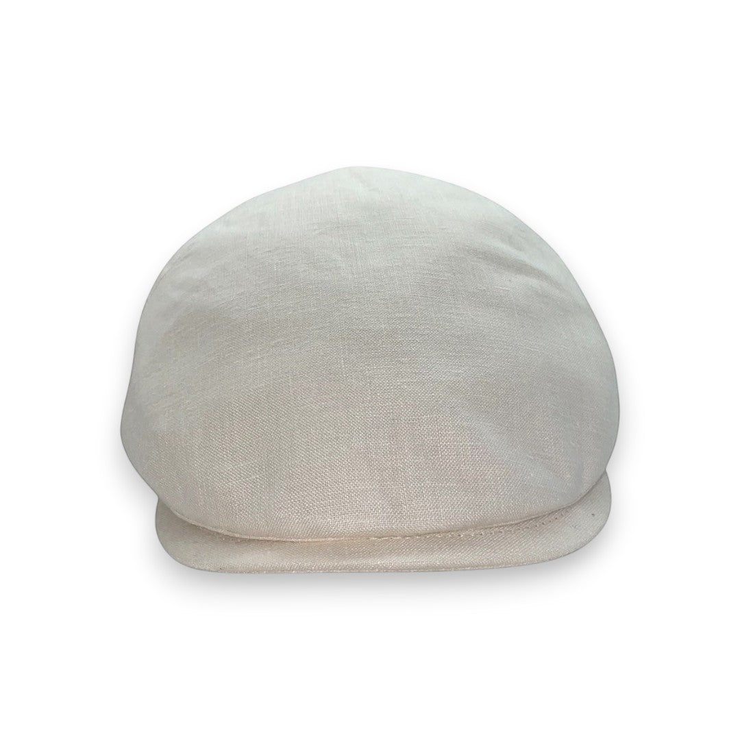 Sbarià ecru 100% virgin linen flat cap with a metal pin logo detail. Lightweight and breathable, perfect for sunny days.