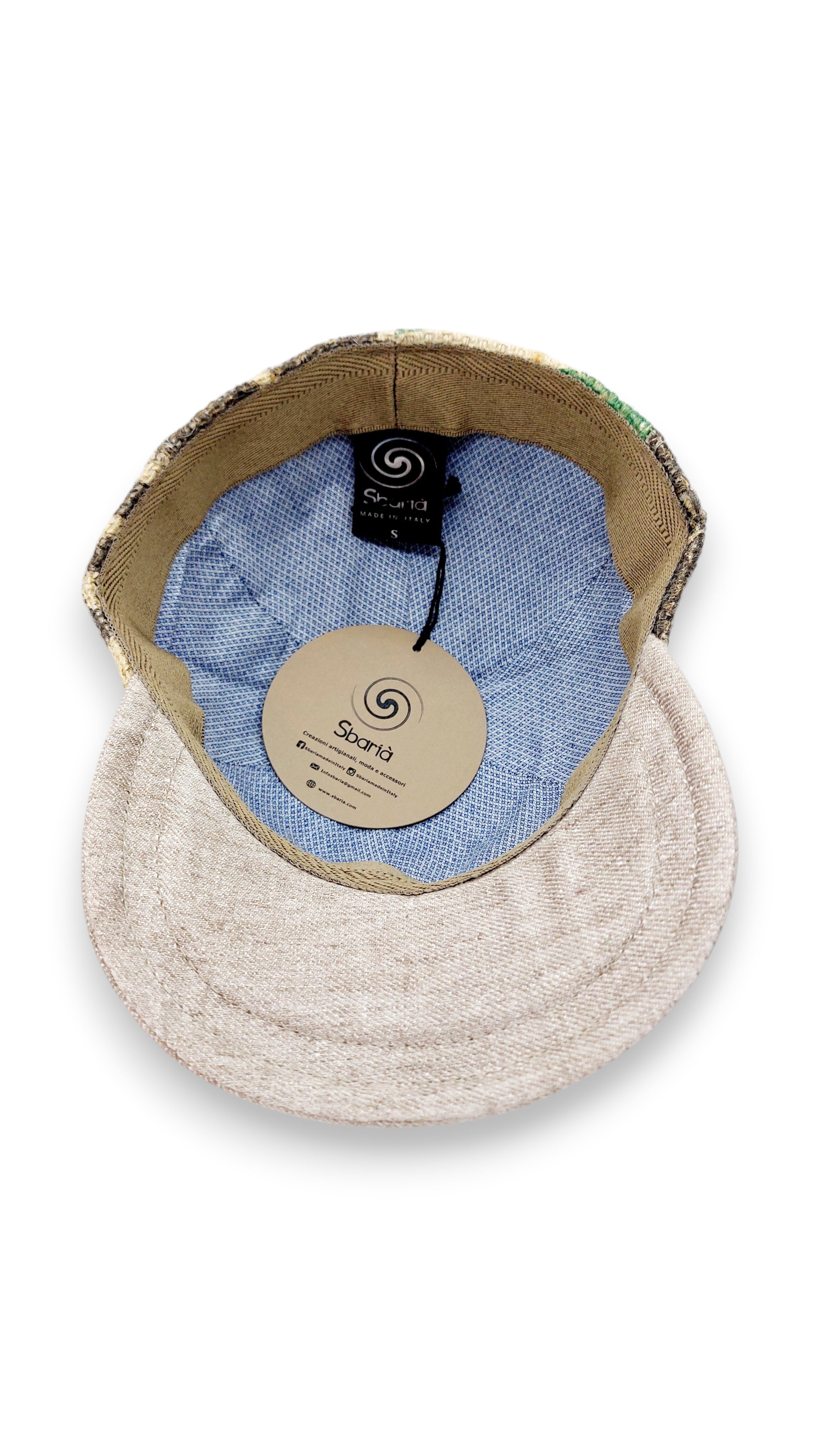 Sbarià baseball cap made from recycled coffee jute and natural beige linen, with a blue cotton lining. Adjustable strap.