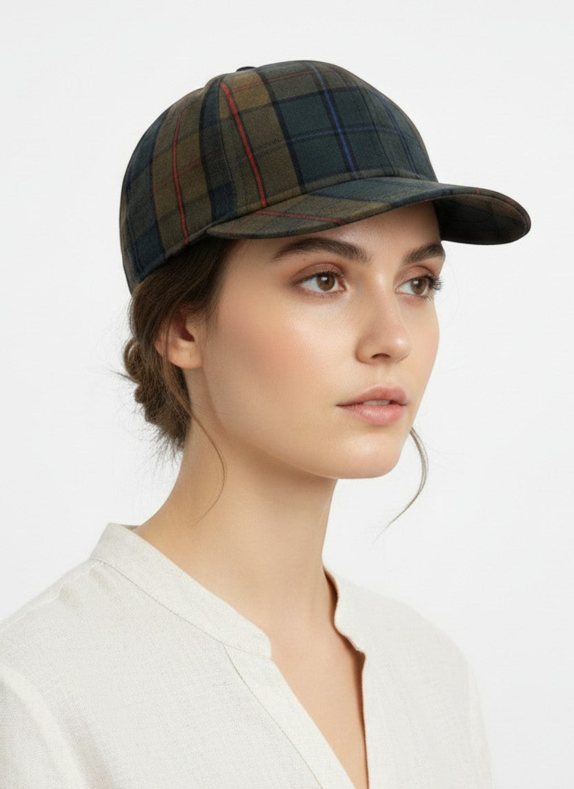 Sbarià British tartan baseball cap in water-repellent waxed cotton. Features a rigid visor and adjustable strap for a comfortable fit.