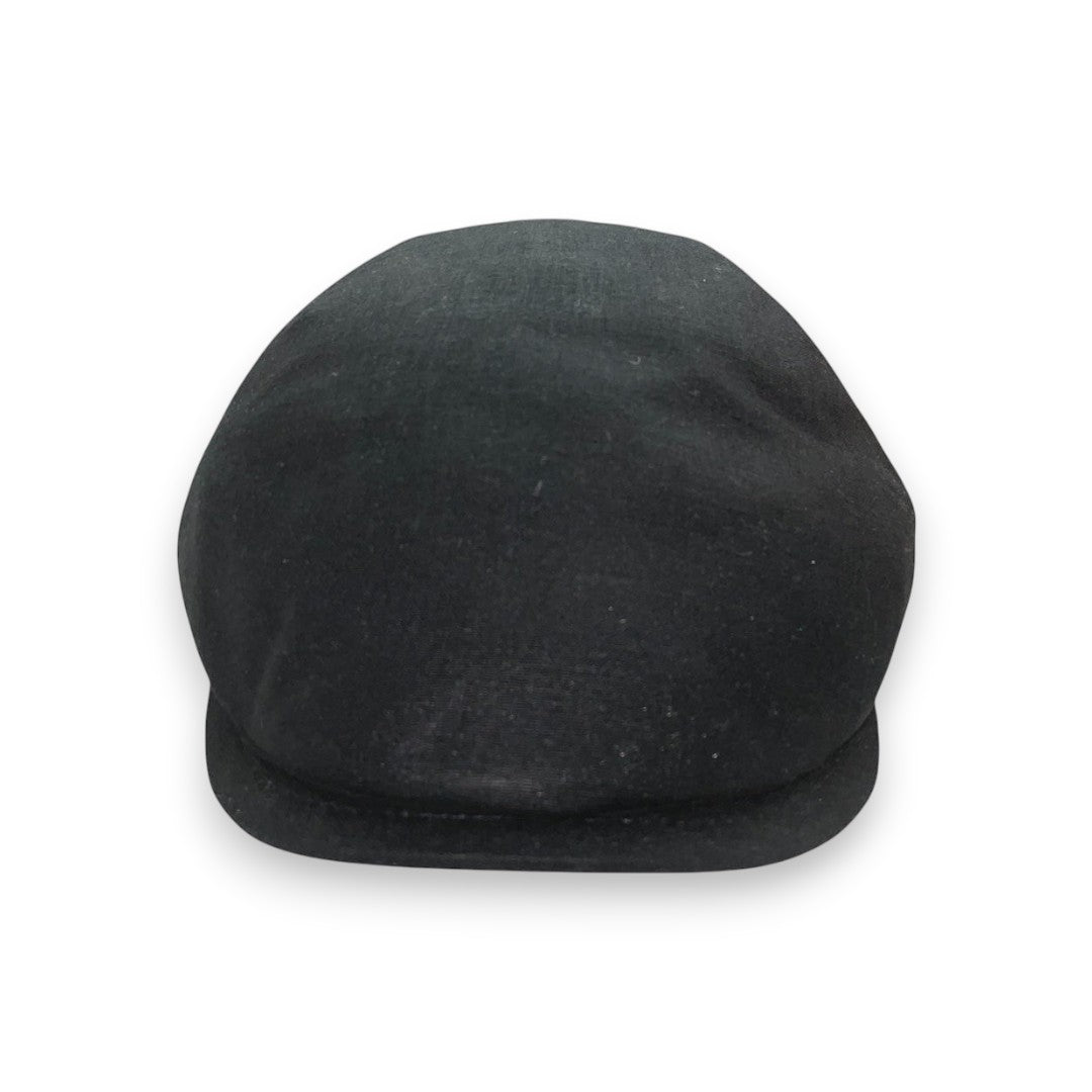 Sbarià black 100% virgin linen flat cap with a subtle metallic logo pin. Lightweight and breathable for sunny days.