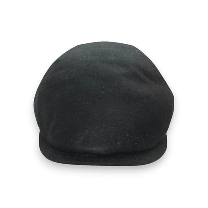 Sbarià black 100% virgin linen flat cap with a subtle metallic logo pin. Lightweight and breathable for sunny days.